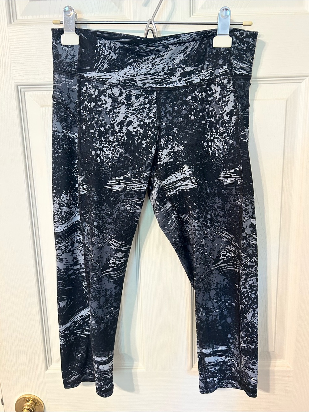 Women’s Champion Black & Gray Patterned Cropped Capri Athletic Leggings, Medium